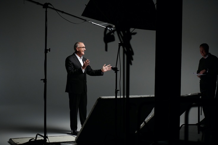 Joe Navarro during photoshoot at Body Language Academy